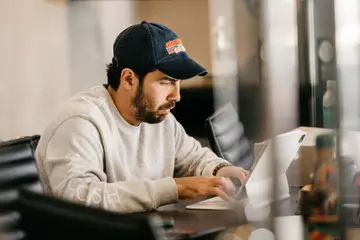 Persona estudiando inteligencia artificial con una ruta práctica de 30 días