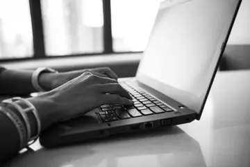 Panel de automatización de tareas con IA con flujos y datos