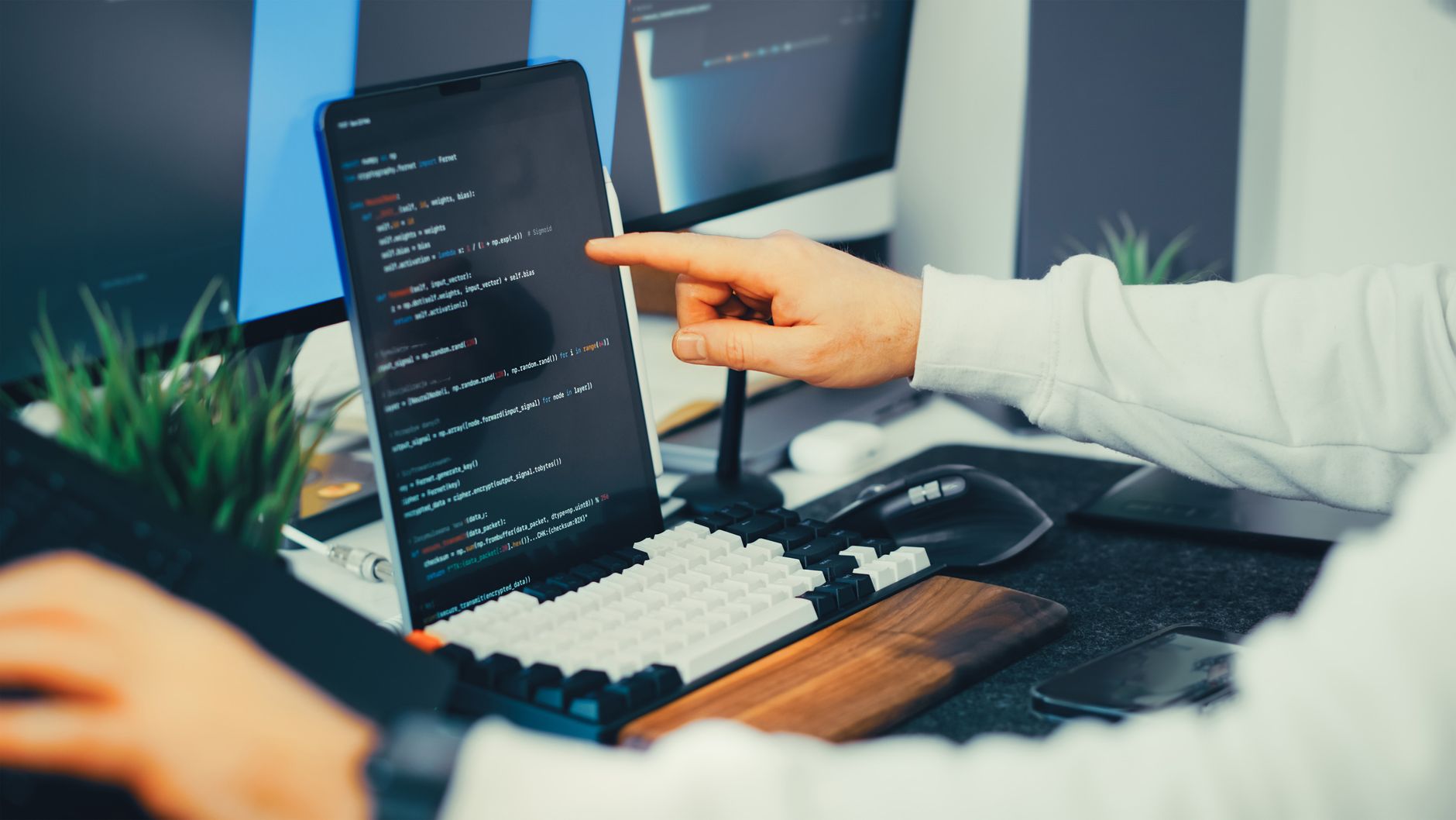 Persona automatizando rutinas de oficina en su laptop. Photo by Jakub Zerdzicki on Pexels.