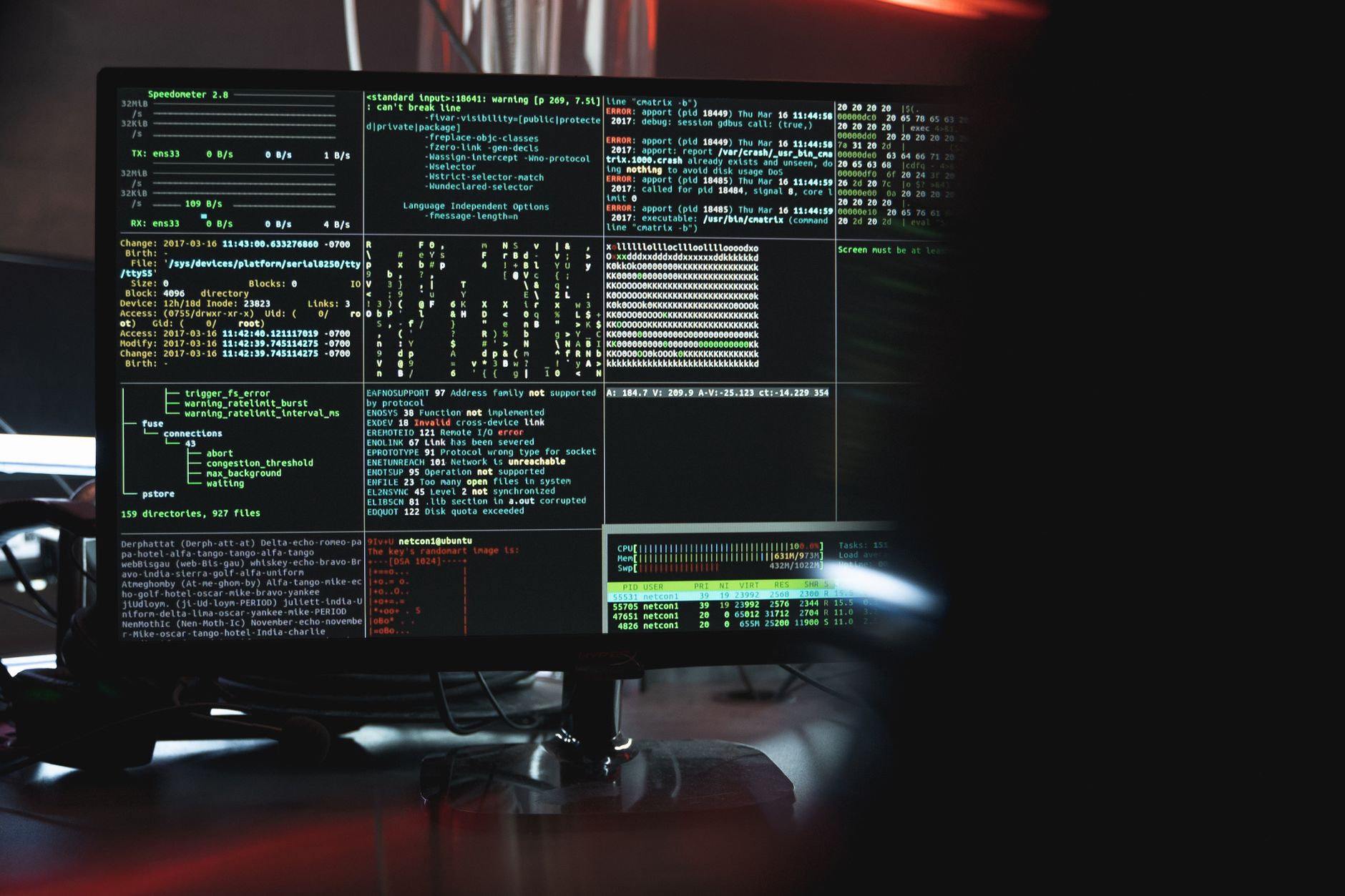 Persona programando en una terminal oscura. Photo by Tima Miroshnichenko on Pexels.