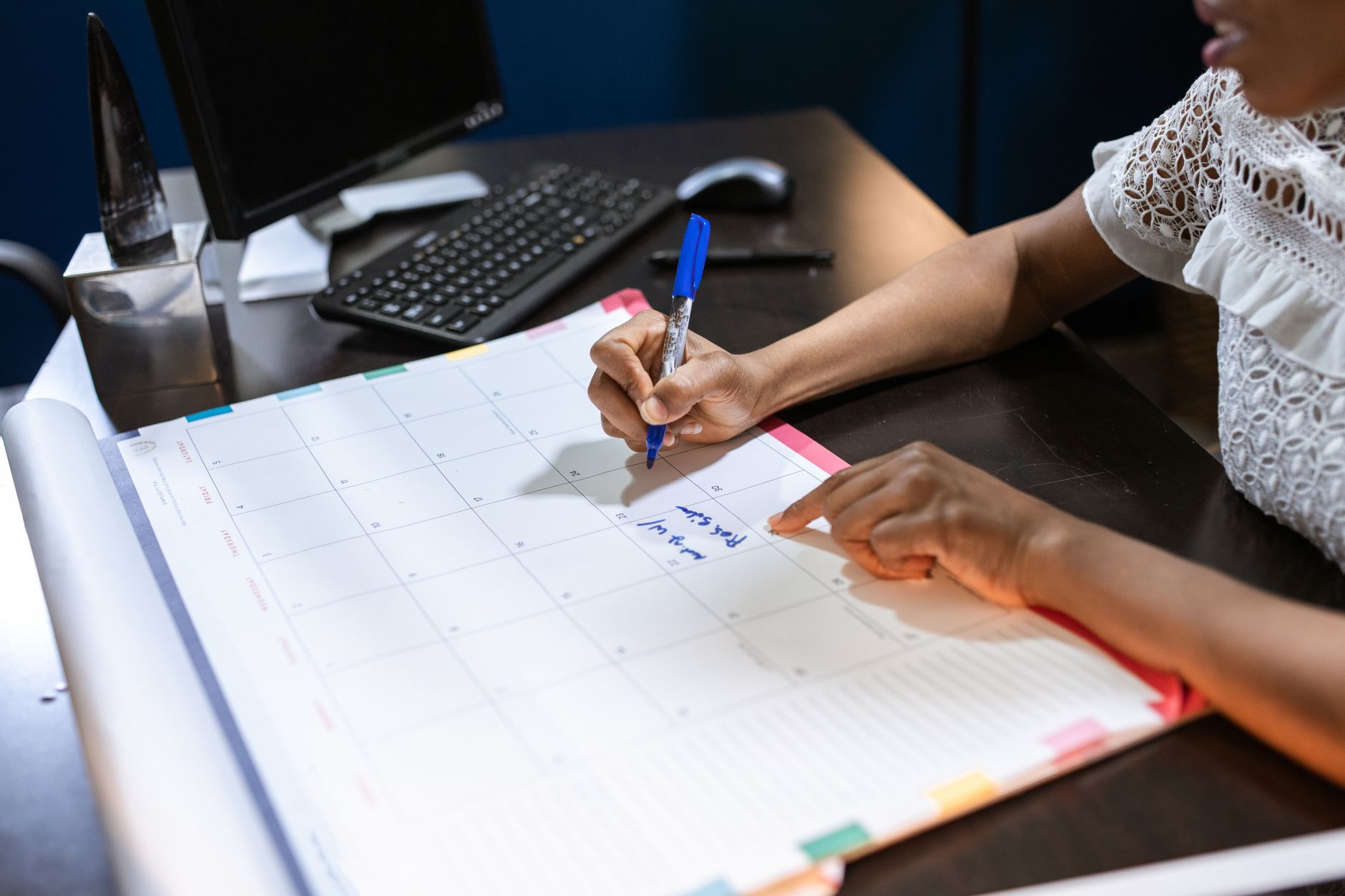 Escritorio organizado con agenda y laptop para planificar el día