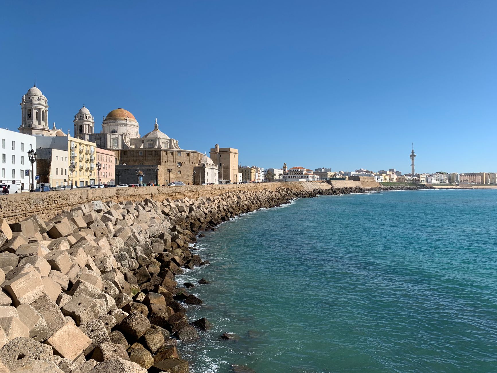 Catedral y costa de Cádiz. Photo by Sergei Gussev on Pexels.