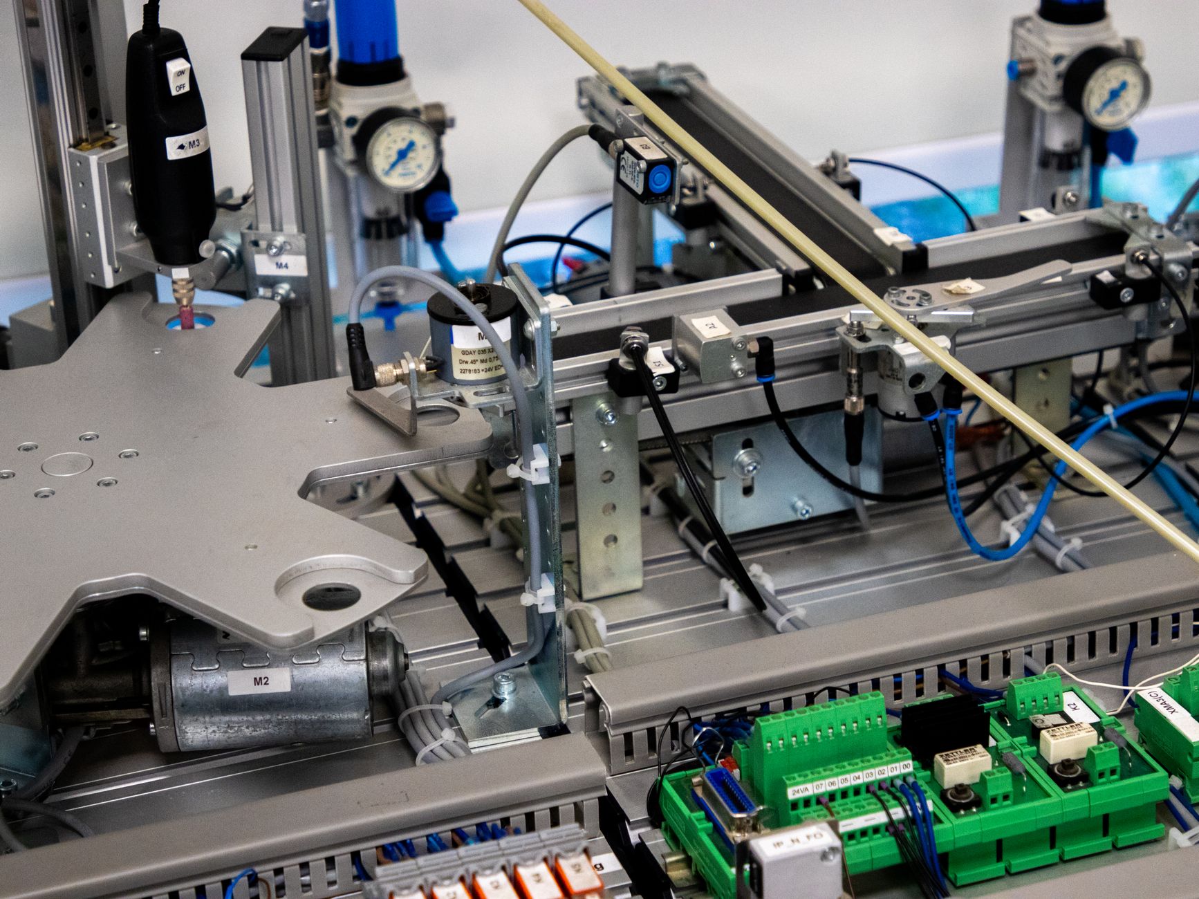 Profesional automatizando procesos con tecnología de IA