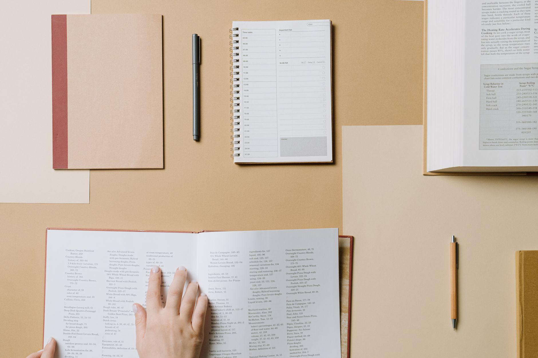 Persona planificando su ruta de estudio con cuaderno y calendario. Photo by cottonbro studio on Pexels.