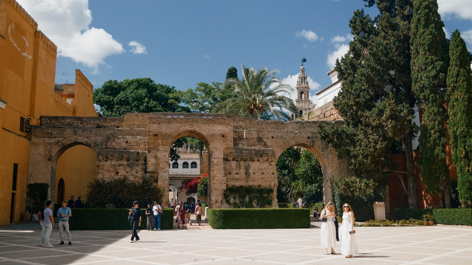 Plaza y catedral de Sevilla.