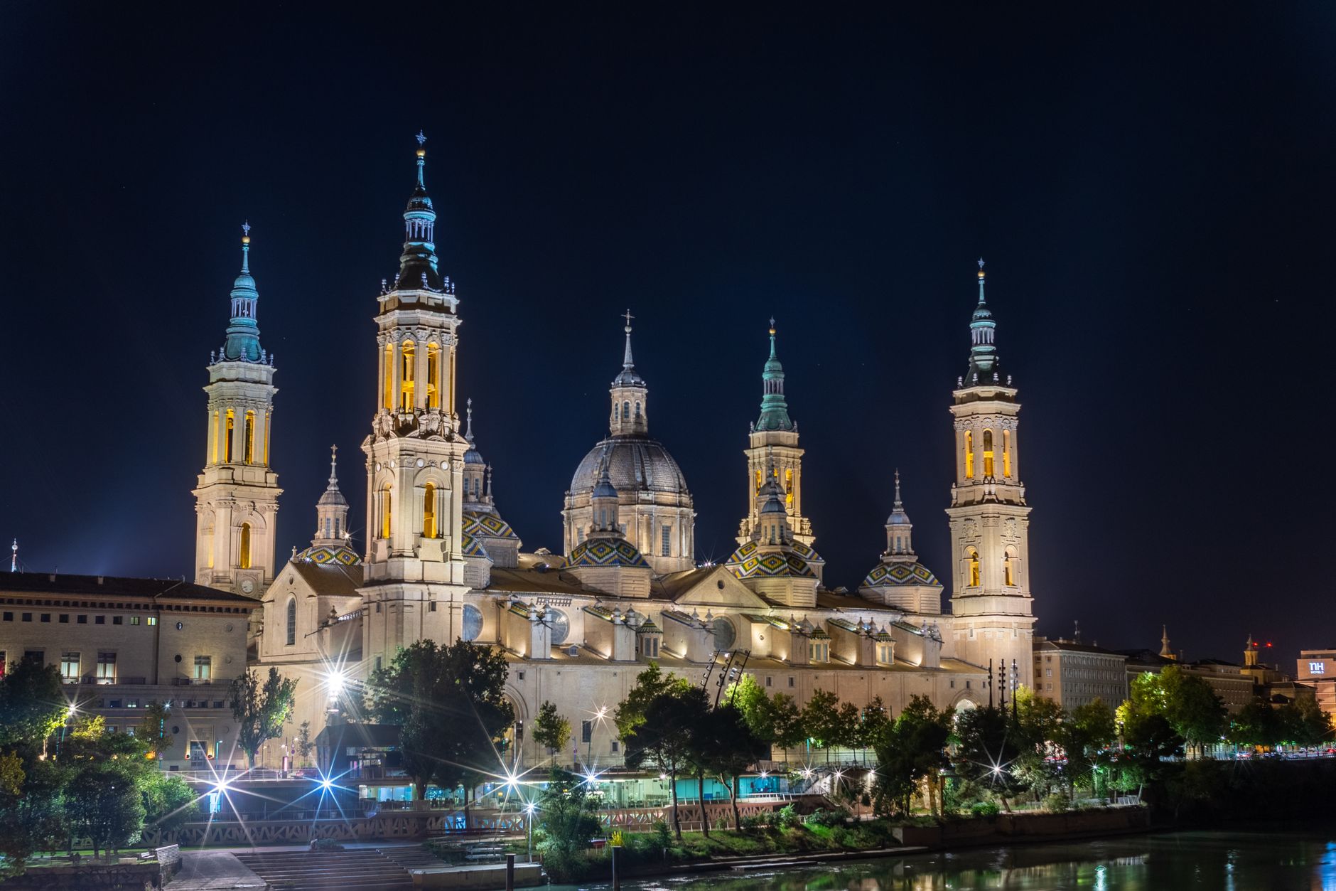 Basílica del Pilar junto al Ebro en Zaragoza.