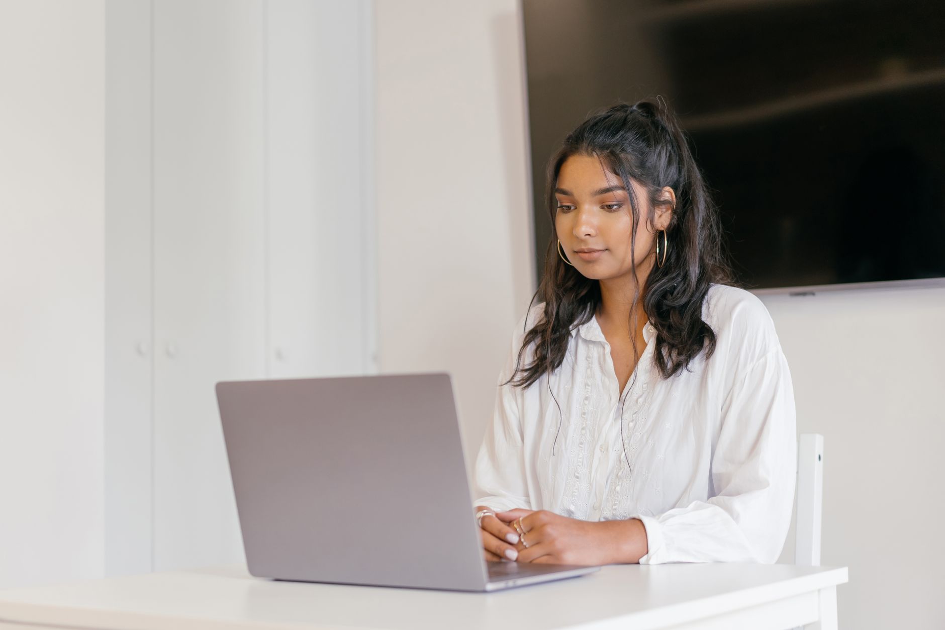 Persona aprendiendo inteligencia artificial desde cero con su laptop
