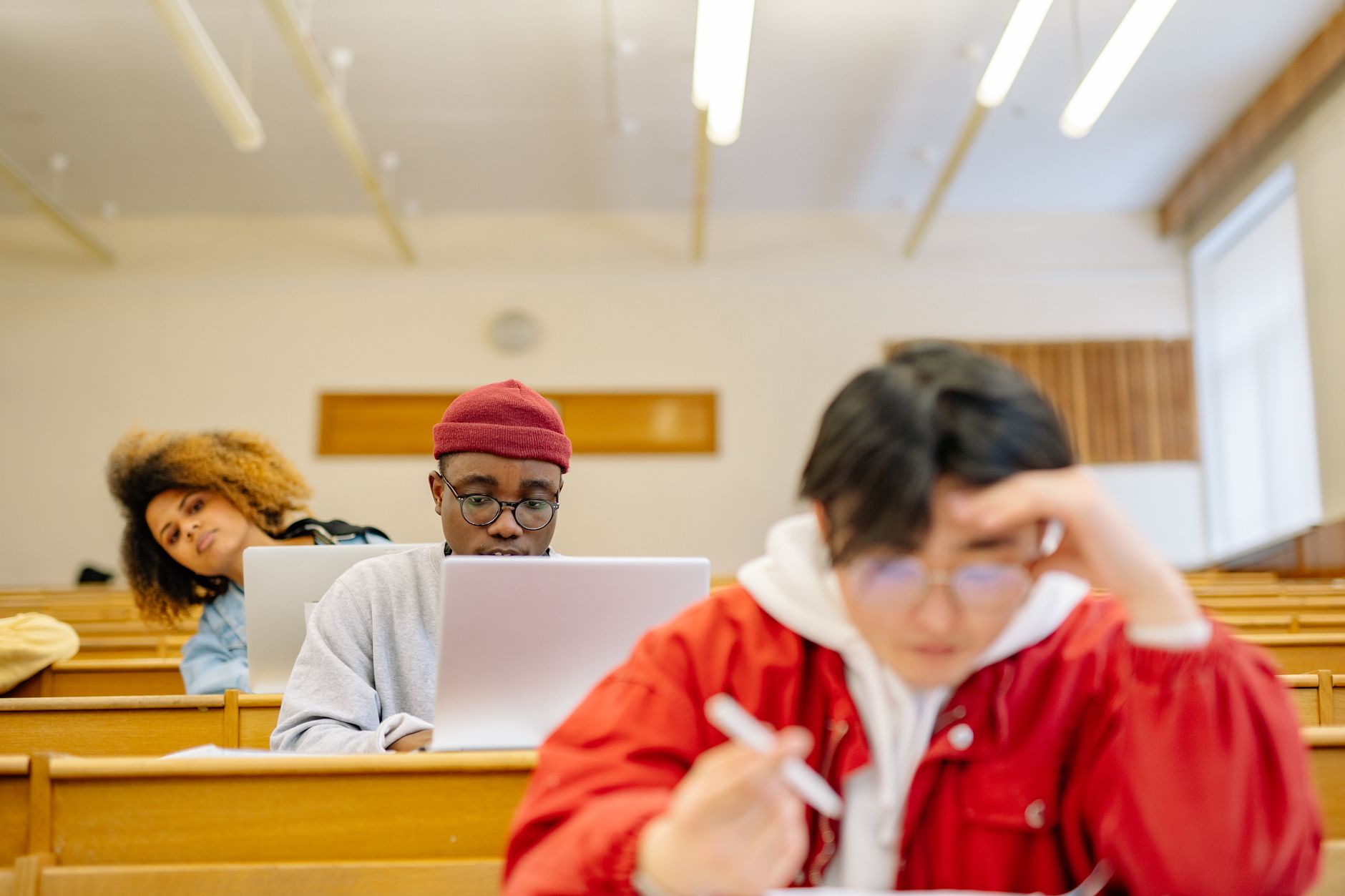 Estudiante usando herramientas de IA gratuitas en su laptop