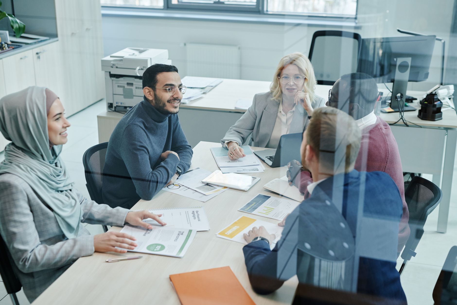 Equipo de marketing argentino aplicando IA en una reunión de trabajo