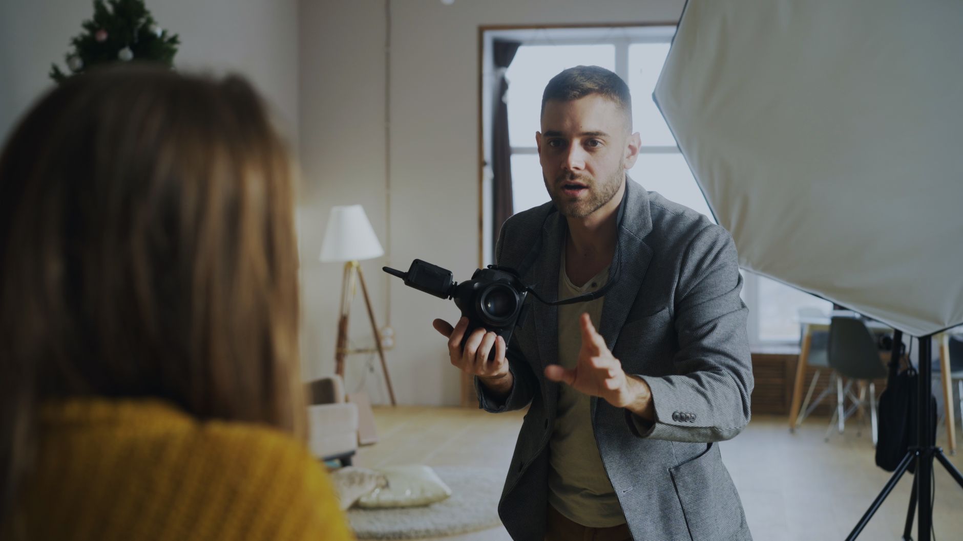 Fotógrafo trabajando con luces en un estudio. Photo by Vitaly Gariev on Pexels.