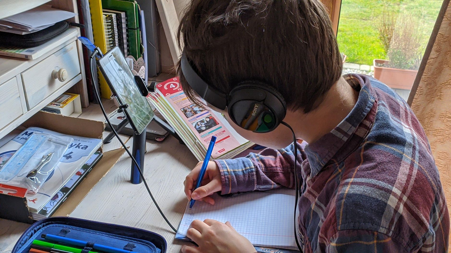 Estudiante comparando opciones para aprender IA en su laptop