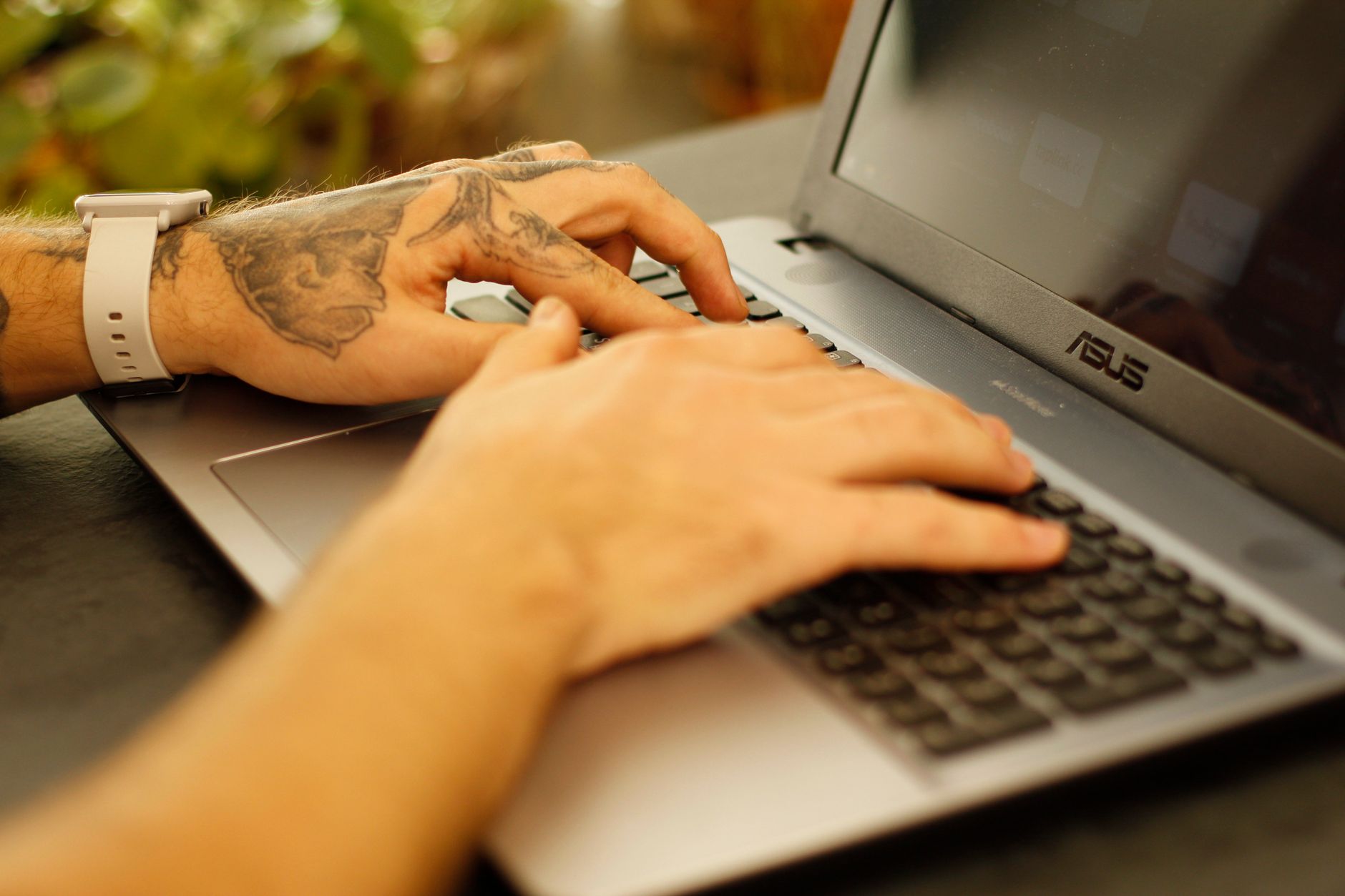 Persona escribiendo en una laptop en primer plano. Photo by Liudmyla Shalimova on Pexels.