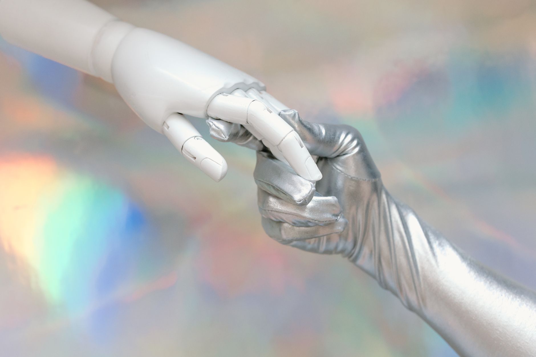 Mano robótica junto a una mano humana