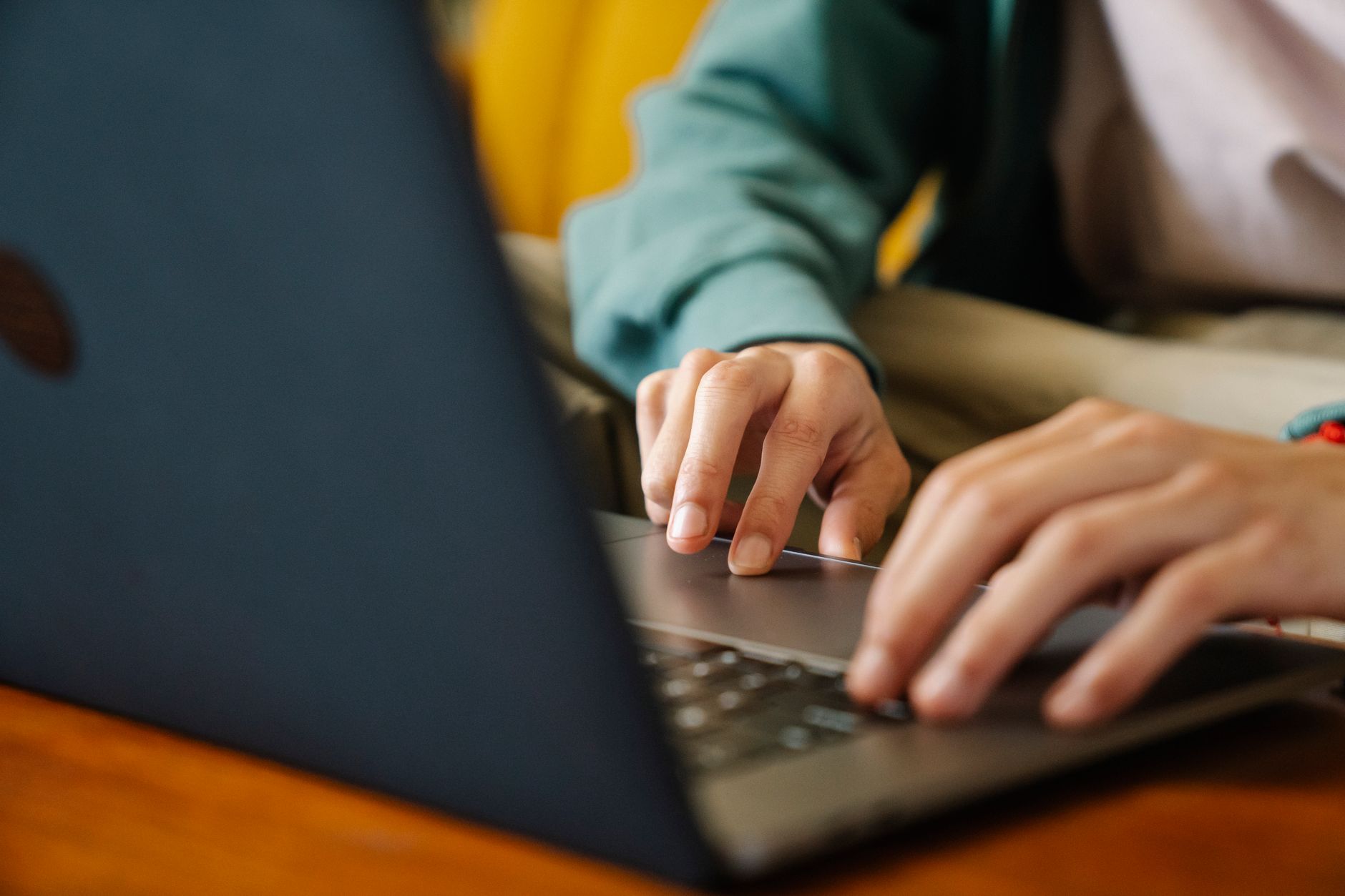 Persona usando un portátil para tareas de trabajo con IA