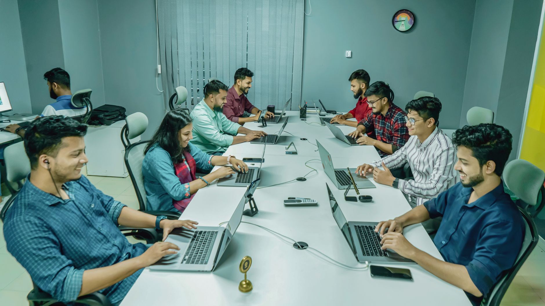 Profesionales trabajando en una oficina en la era de la IA