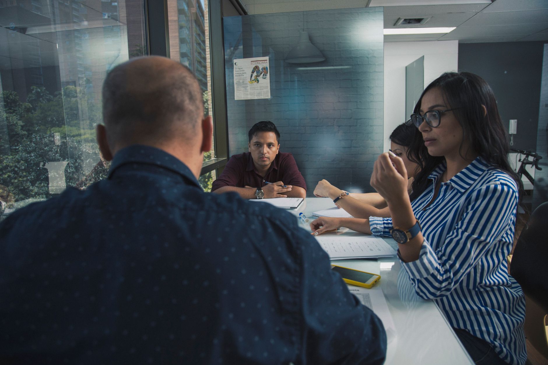 Profesional latinoamericano en una oficina moderna. Photo by Apunto Group Agencia de publicidad on Pexels.