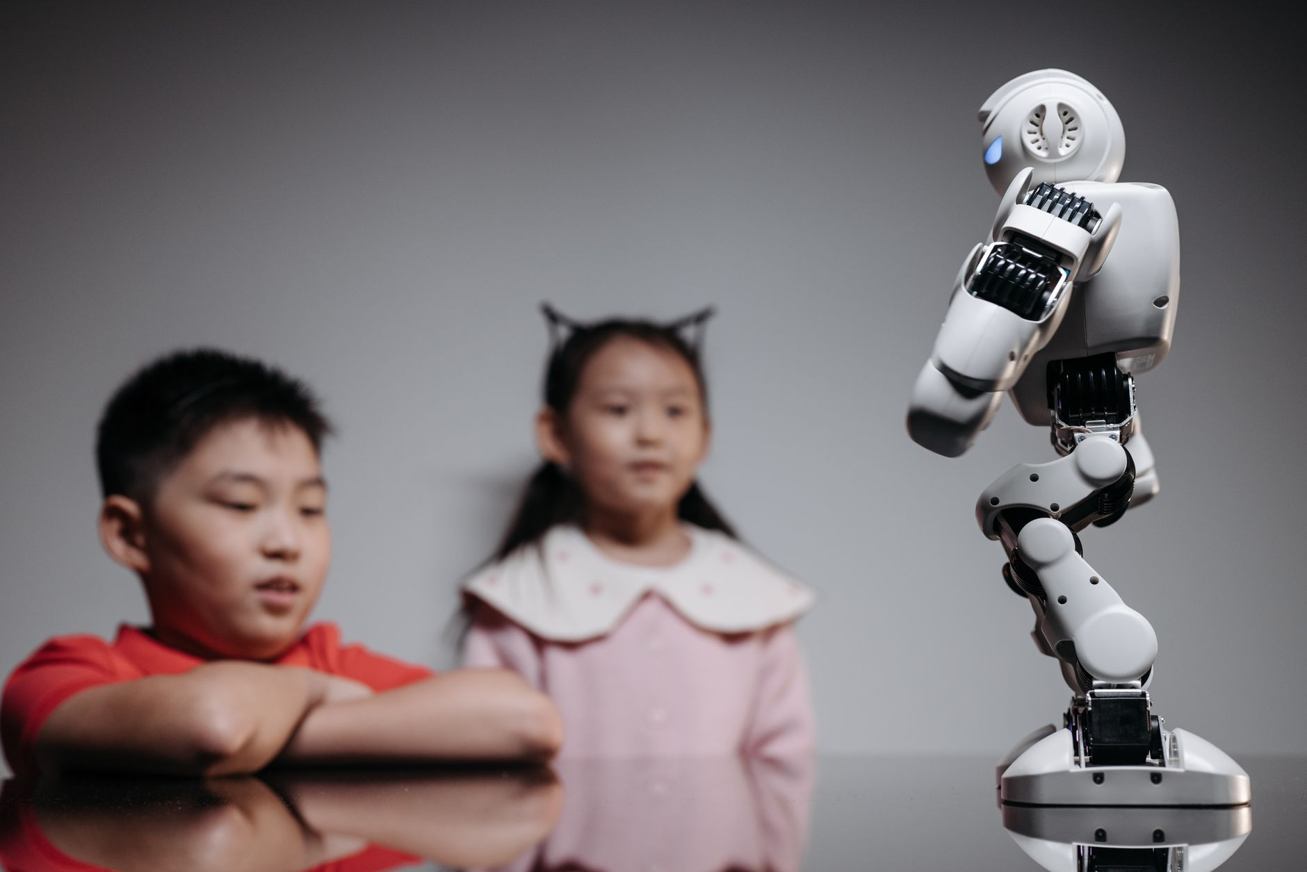 Imagen editorial sobre Gemini o ChatGPT para estudiar: cuál conviene en 2026